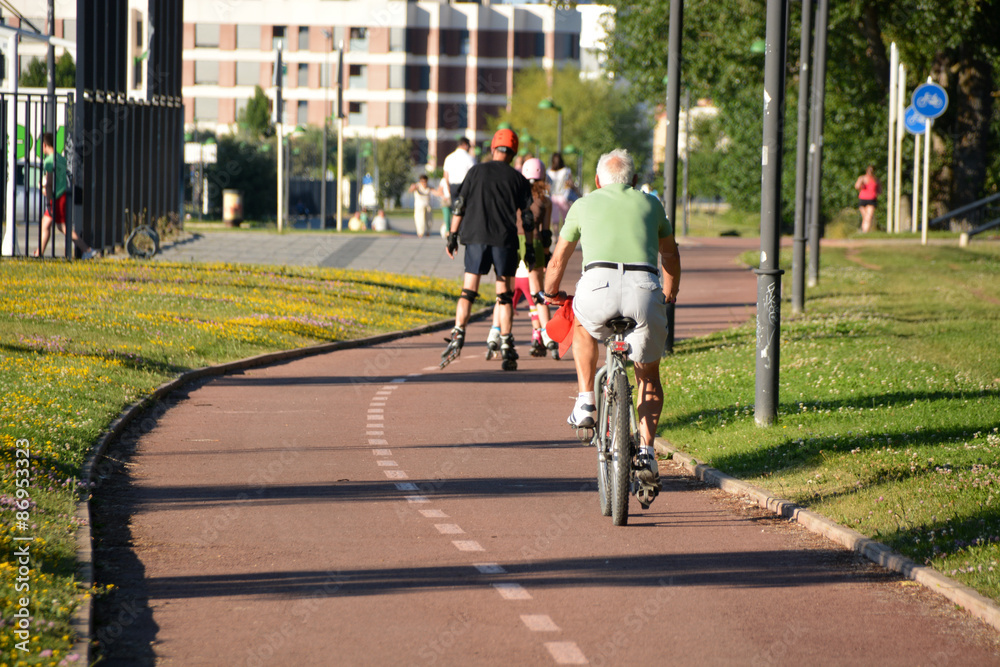 Fototapeta premium paseando en bicicleta