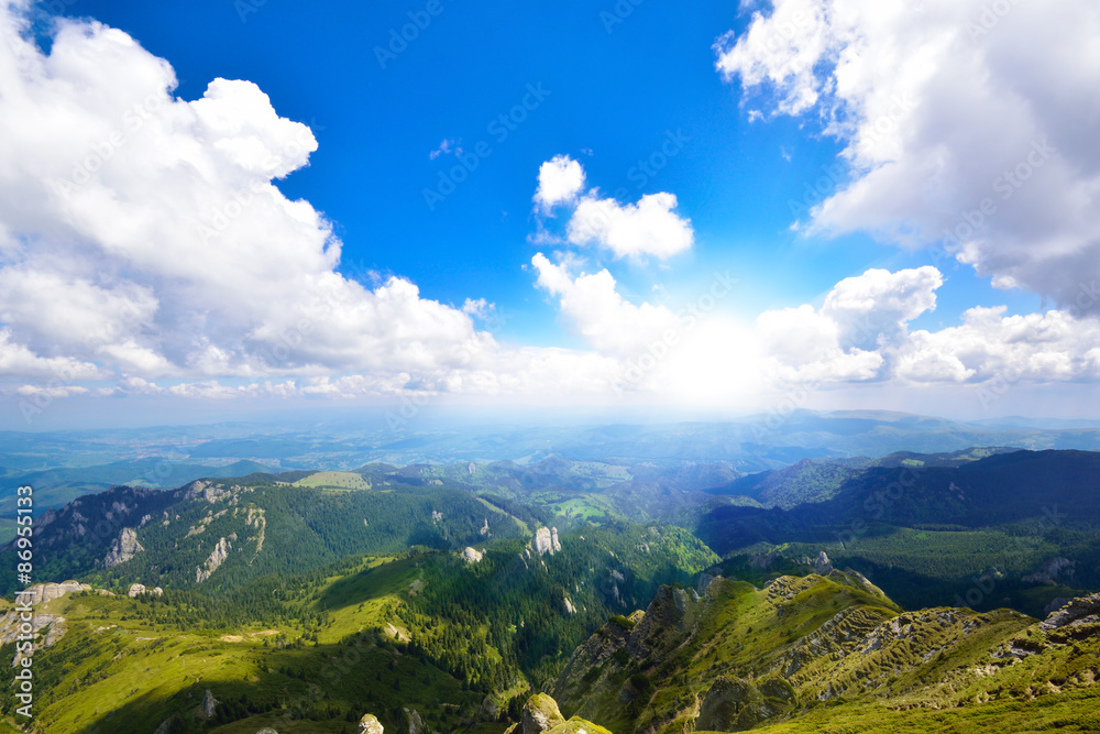 Obraz premium Sunlight over the mountain ridge