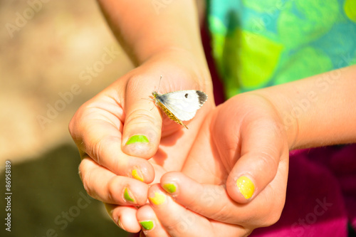 Mädchen hält einen Schmetterling