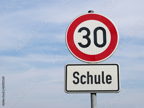 Achtung Schule - Schüler - Gefahr - Tempo 30 - Verkehr
