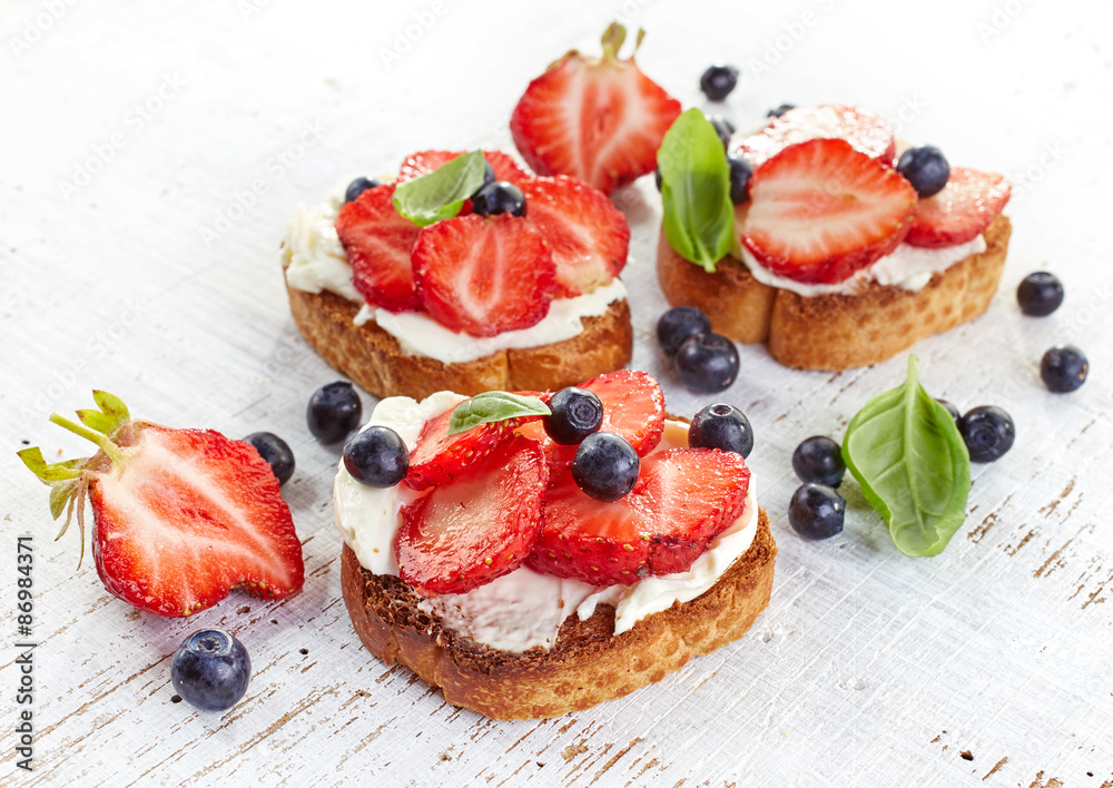 toasted bread with cream cheese and strawberries toasted bread with cream cheese and strawberries