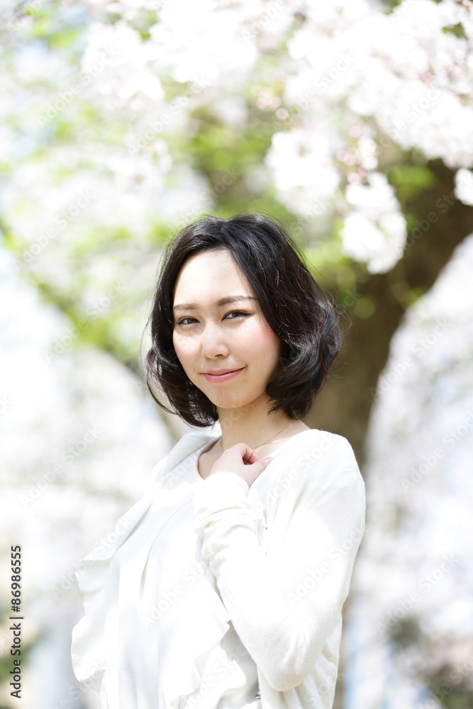 桜と女性 桜と女性