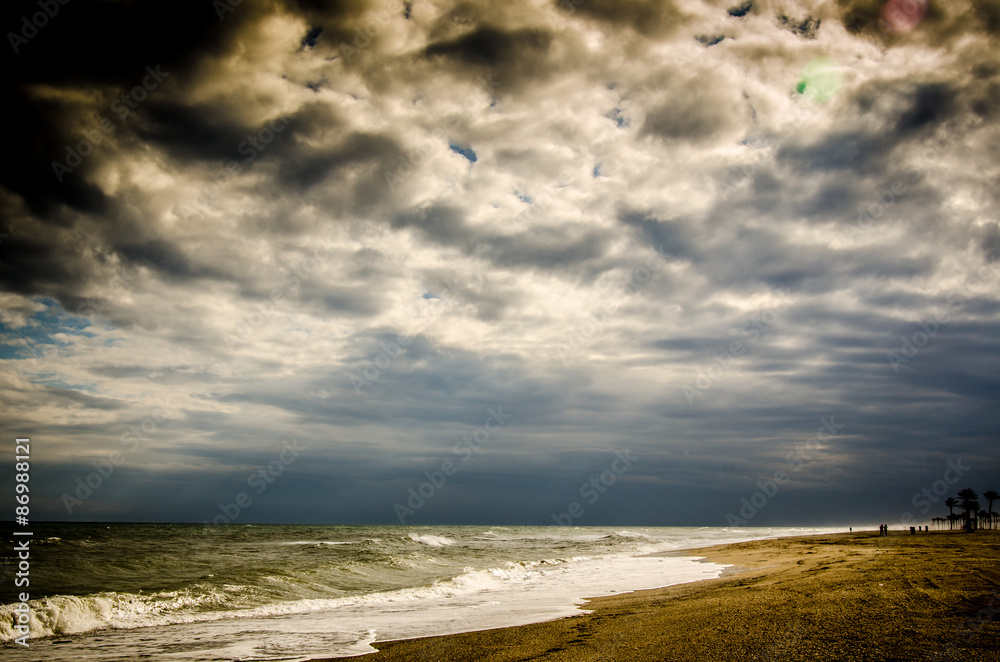 Dramatiche Wolken über dem Strand in Andalusien