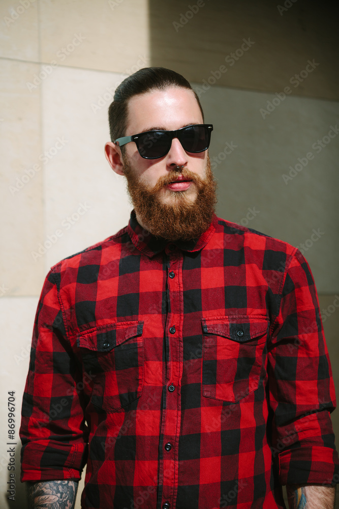Obraz premium Bearded hipster sunglasses in the city