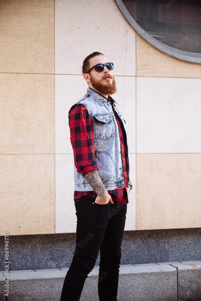 Obraz premium Bearded hipster sunglasses in the city