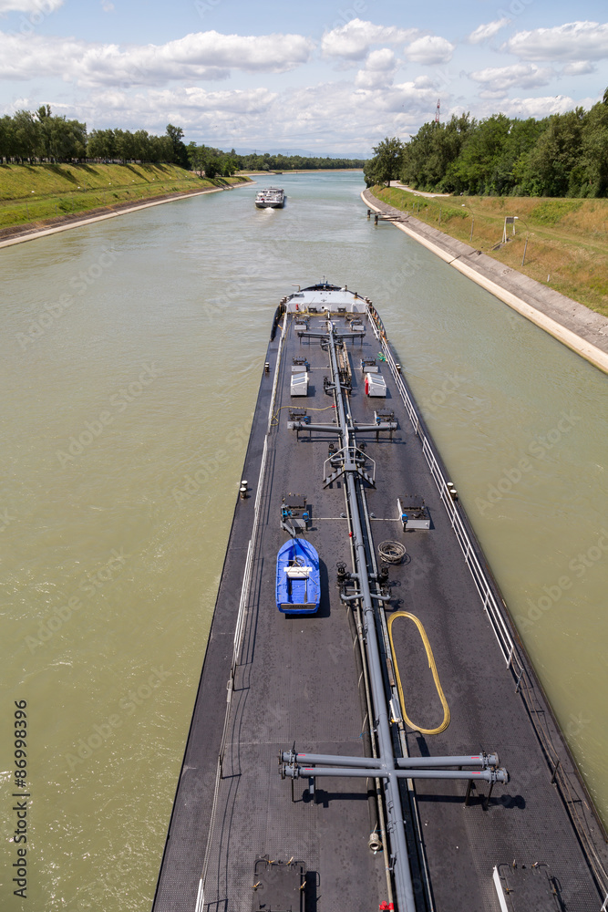 Péniche pétrolier sur le Rhin