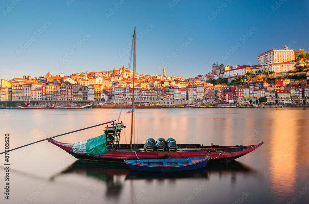Fotografie Ancient Boat in Oporto