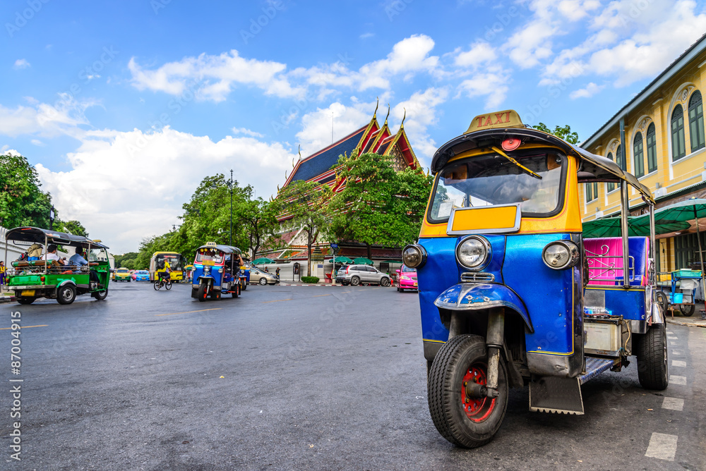 Obraz premium Blue Tuk Tuk, tajska tradycyjna taksówka w Bangkoku w Tajlandii.