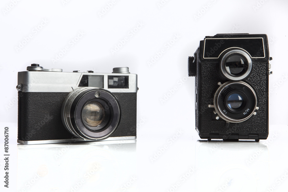 Confronto fra vecchia reflex analogica e macchina fotografica a pozzetto  Stock Photo | Adobe Stock