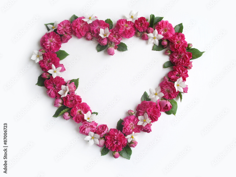 Herz aus Rosenblüten und Blüten vom Sommerjasmin