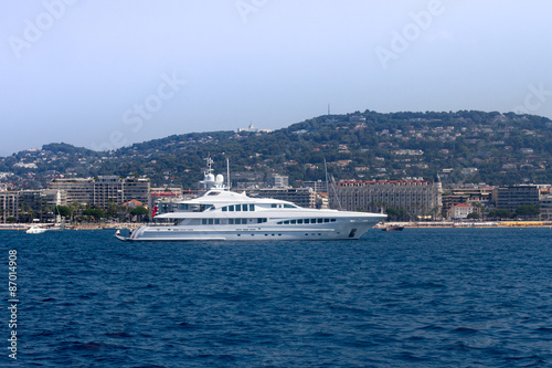 Luxusyacht vor Cannes © ARC Photography