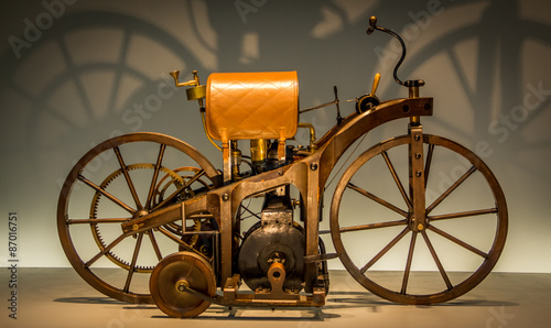 Cuadro en lienzo Wooden retro motorcycle