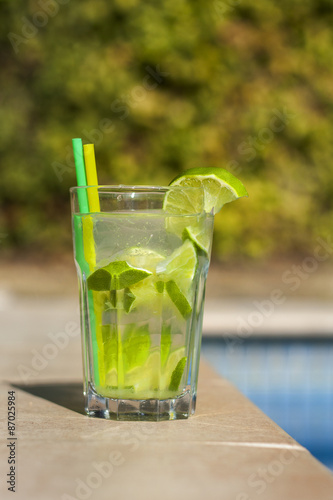 Limonada en la piscina con pajitas