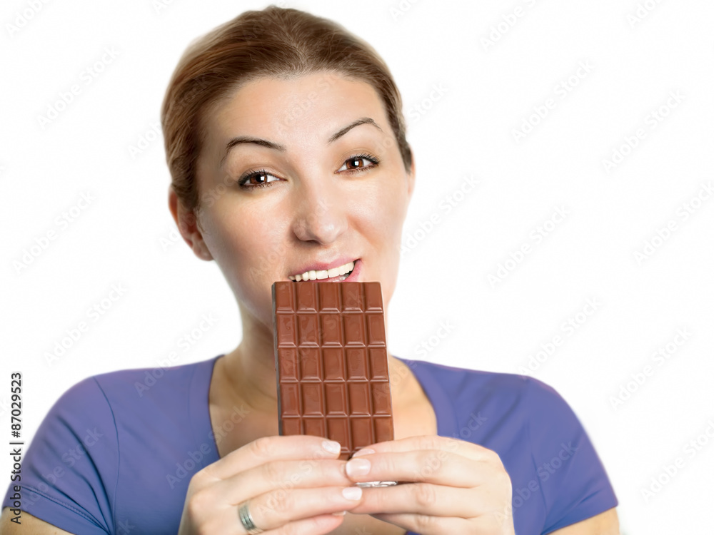 Frau mit einer Tafel Schokolade in den Händen auf weißem Hintergrund Frau mit einer Tafel Schokolade in den Händen auf weißem Hintergrund