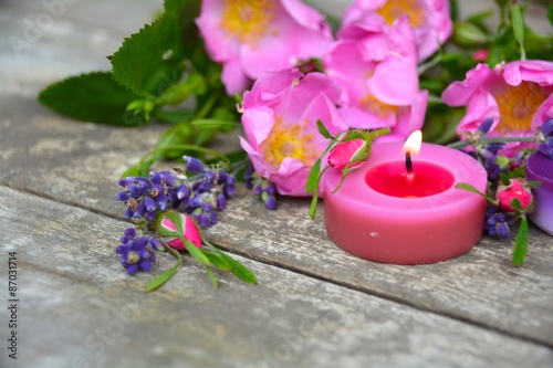 Duftkerze und Blüten