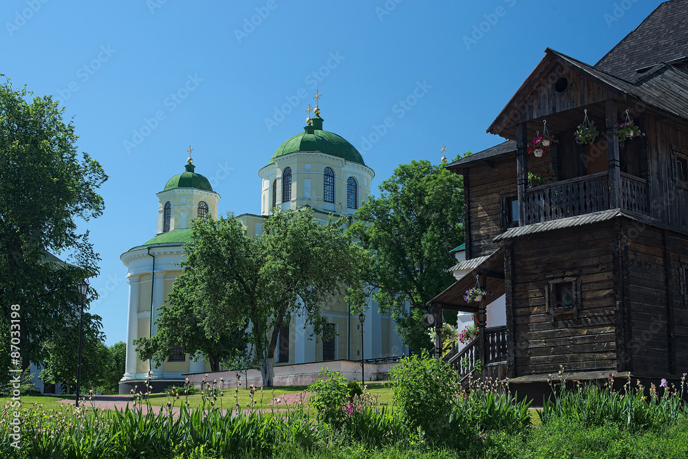 The old stone church and wooden house (Spaso preobrazhenskiy sob The old stone church and wooden house (Spaso preobrazhenskiy sob
