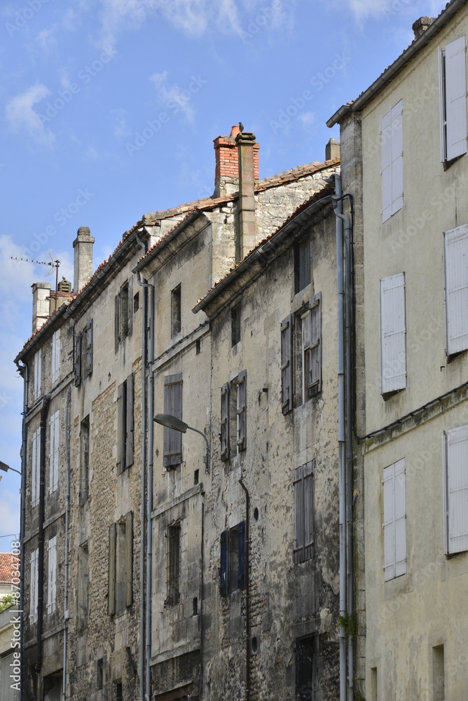 Façades délabrées des immeubles d'une rue à Angoulême
