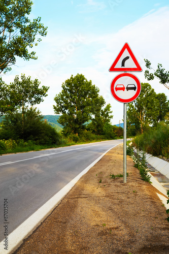 Foto No overtake and three-cornered right turn sign