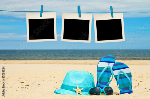 Obraz na płótnie blank instant photos hanging on clothesline at the beach w salonie