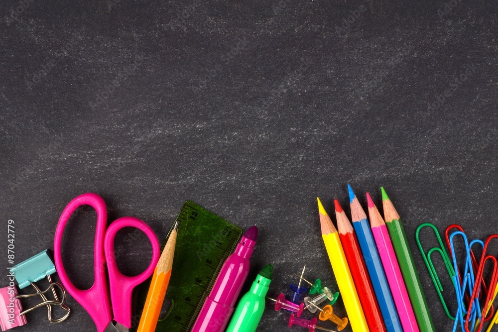 Fototapeta Przybory szkolne dolnej granicy na tle tablicy