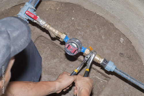 Фотография Master connects plumbing fittings