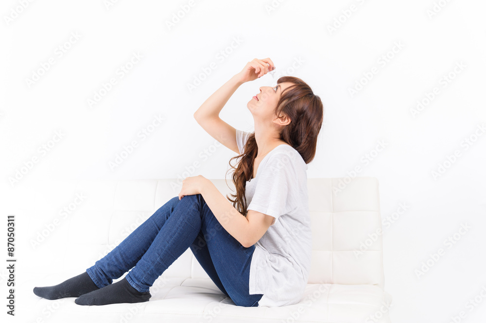 目薬をさす若い日本人女性 目薬をさす若い日本人女性