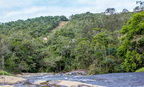 Rio, corredeira e floresta