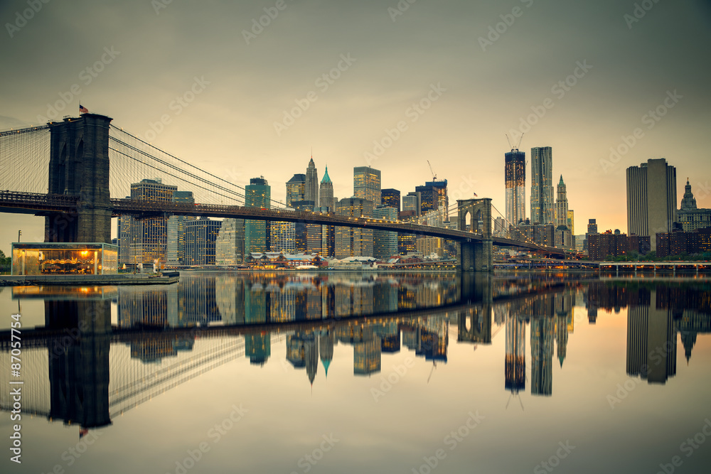 Fototapeta premium Brooklyn bridge and Manhattan at dusk