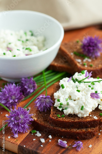Obraz na płótnie bread with fresh chives w salonie