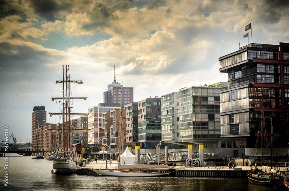 Dramatische Wolken über der Hafencity in Hamburg Dramatische Wolken über der Hafencity in Hamburg