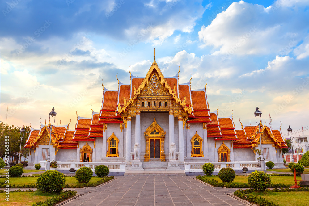 Fototapeta premium Wat Benchamabophit - the Marble Temple in Bangkok, Thailand