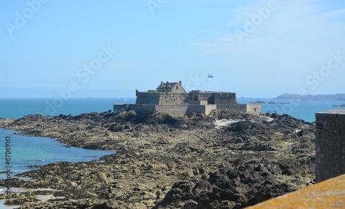 Canvas Print st malo,le fort national a maree basse.