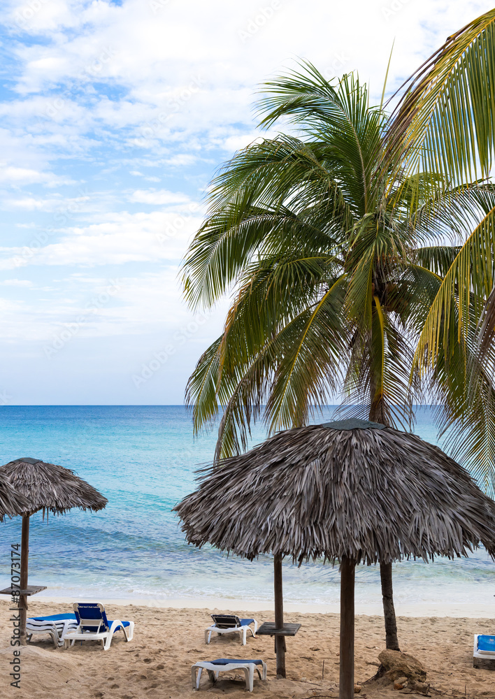 Kuba Strand mit Palmen und Sonnenliege in Varadero