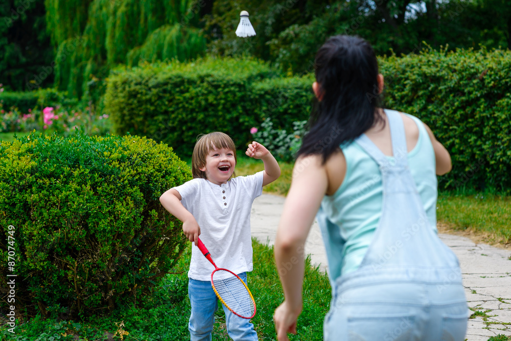 Obraz premium Mother and son playing badminton in the park