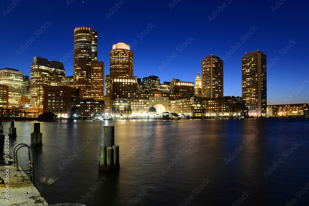 Obraz premium Boston Custom House, Rowes Wharf and Financial District skyline at night, Boston, Massachusetts