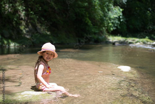 Fototapeta Naklejka Na Ścianę i Meble -  川で遊ぶ女の子