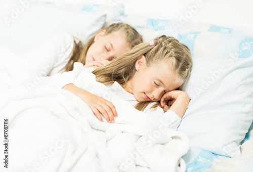 Kinder beim schlafen 