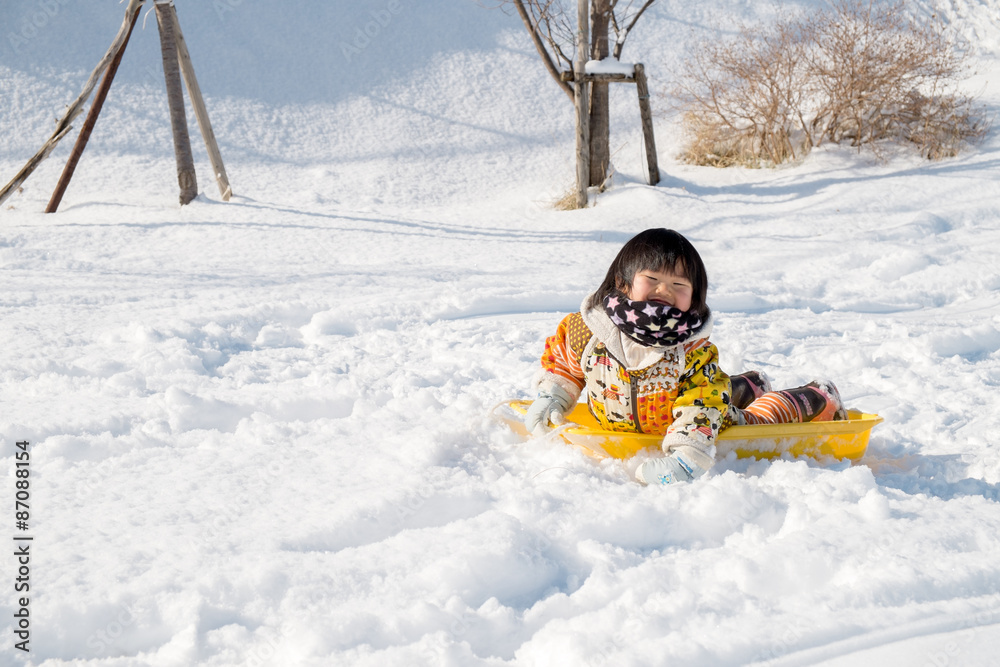 ソリの上に寝そべる子供 Stock 写真 Adobe Stock