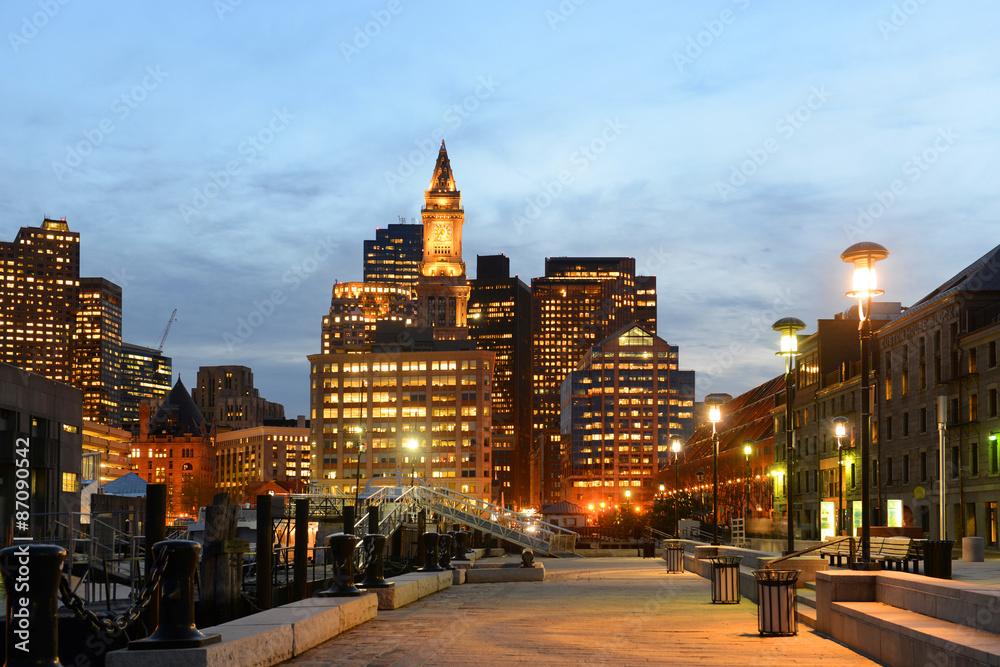 Fototapeta premium Boston Custom House, Long Wharf and Financial District skyline at night, Boston, Massachusetts