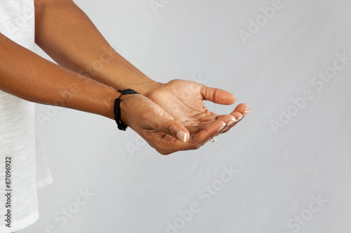 Φωτογραφία cupped hands to receive