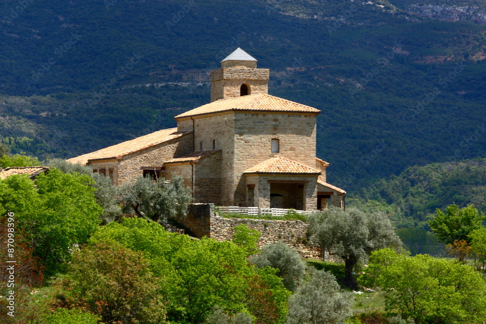 Ermita en Mipanas junto al embalse de El Grado, Pirineo de Huesca,