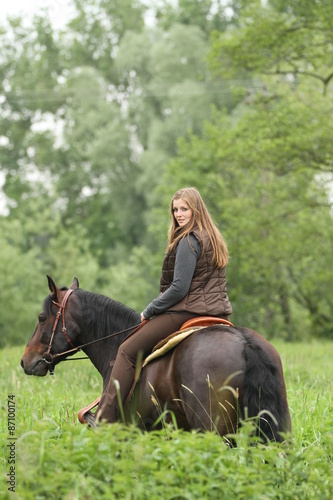 Junge Frau im Grünen mit Quarterhorse © Petra Eckerl