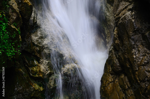 wasserfall und felsen