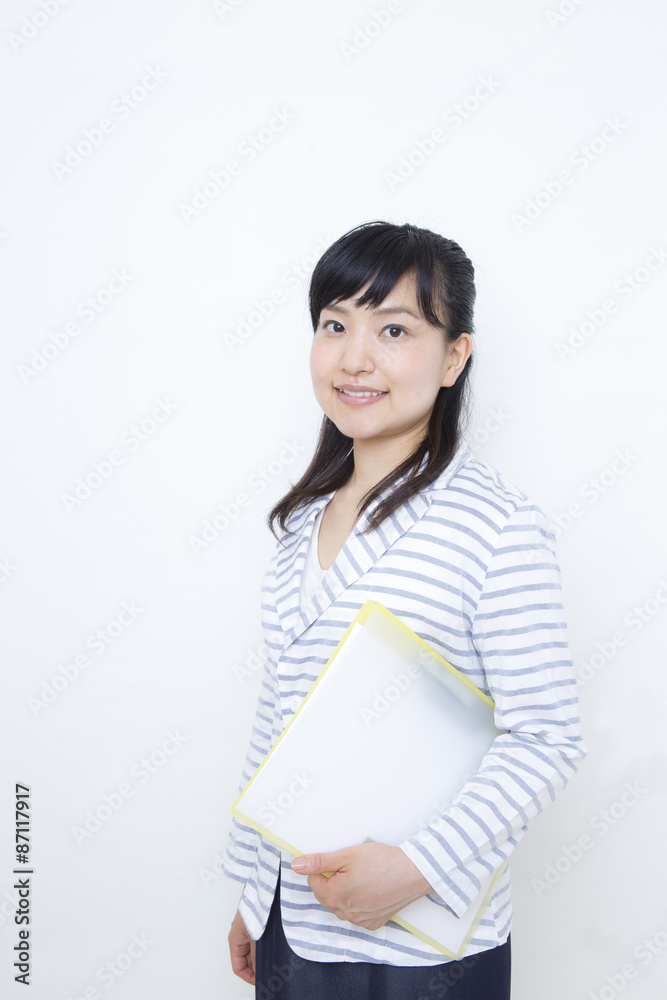 白いファイルを持つ女性 白いファイルを持つ女性