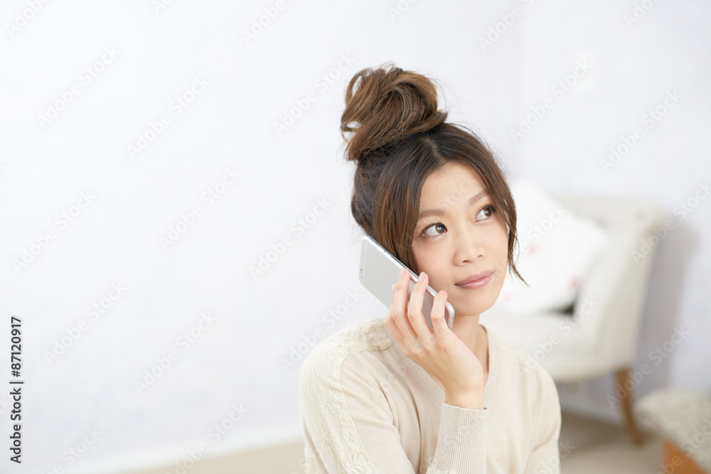 携帯電話を使う女性 携帯電話を使う女性