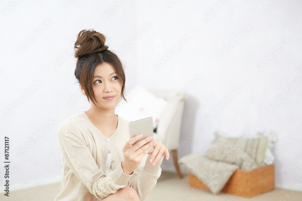 携帯電話を使う女性