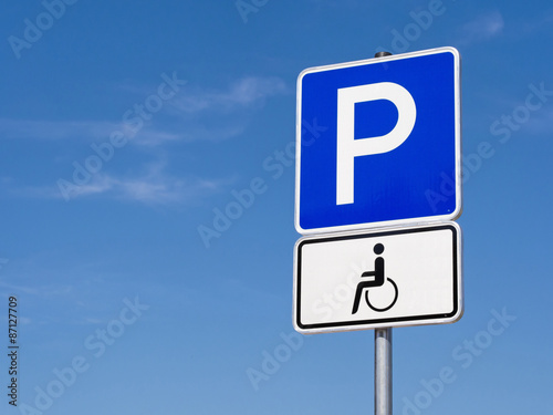 Parkplatz Rollstuhlfahrer - Parken - Pause - Menschen - Verkehr