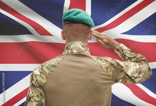 Fototapete Dark-skinned soldier with flag on background - United Kingdom