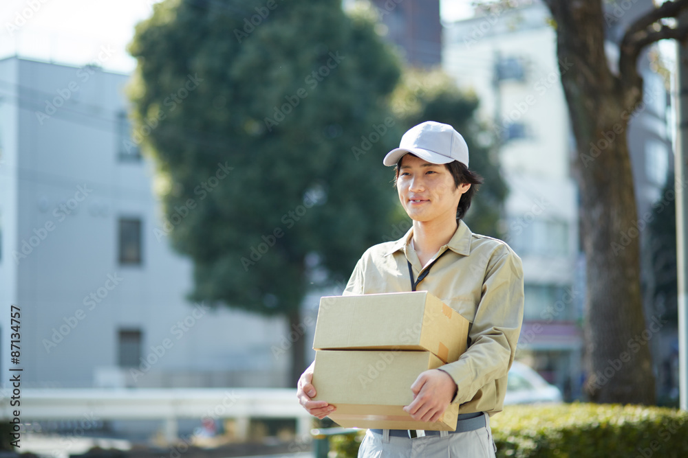 荷物を運ぶ男性 荷物を運ぶ男性