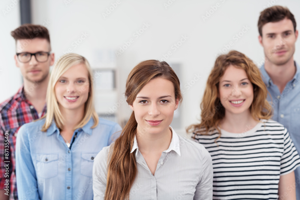 gruppe studenten schaut lächeln in die kamera gruppe studenten schaut lächeln in die kamera